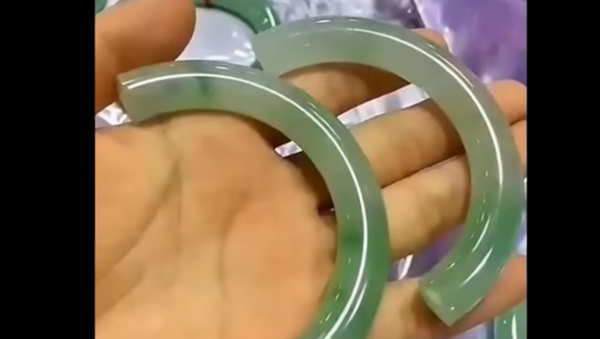 A jade bracelet valued at over $44,000, snapped in two on 6/27/2017 by accident. - Sputnik International