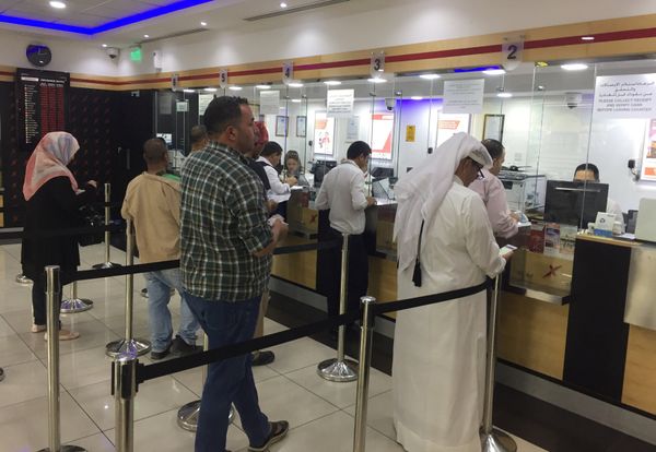 People exchange money from an exchange house in Doha, Qatar, June 11, 2017 - Sputnik International