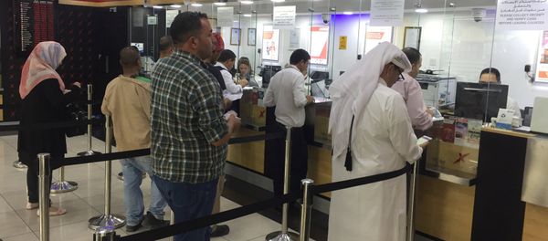 People exchange money from an exchange house in Doha, Qatar, June 11, 2017 - Sputnik International