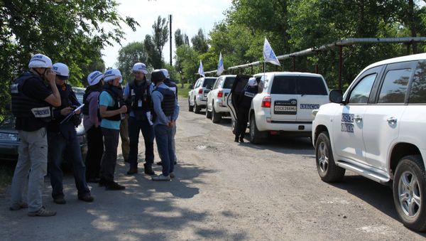 OSCE Special Monitoring Mission (SMM) monitors during an inspection of the frontline township of Sakhanka in the self-proclaimed Donetsk People's Republic - Sputnik International