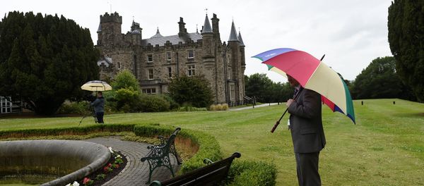 A journalist waits in the rain outside Stormont Castle in Belfast, Northern Ireland June 29, 2017. A journalist waits in the rain outside Stormont Castle in Belfast, Northern Ireland June 29, 2017. - Sputnik International