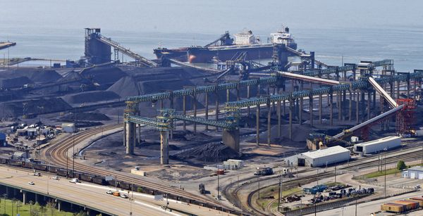In this Wednesday, April 27, 2016 photo, a coal ship pulls up to the piers in Newport News, Va. In this Wednesday, April 27, 2016 photo, a coal ship pulls up to the piers in Newport News, Va. - Sputnik International
