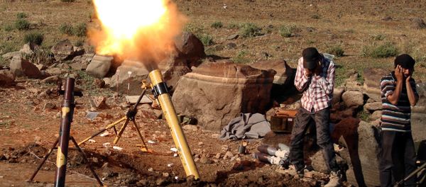 Rebel fighters fire mortar shells towards forces loyal to Syria's President Bashar al-Assad in Quneitra province, bordering the Israeli-occupied Golan Heights, Syria June 24, 2017 - Sputnik International