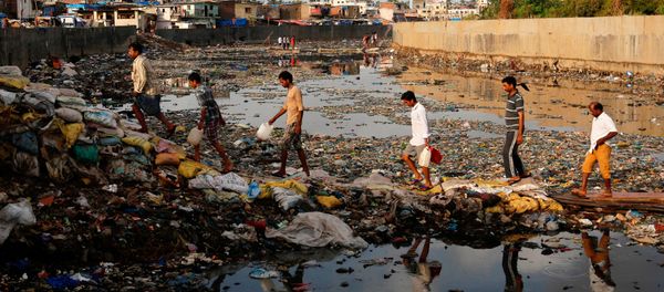 Residents cross a polluted water canal at a slum on the World Environment Day in Mumbai, India, June 5, 2017 Residents cross a polluted water canal at a slum on the World Environment Day in Mumbai, India, June 5, 2017 - Sputnik International