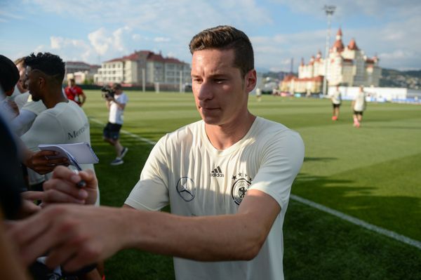 Member of Germany’s national team Julian Draxler gives autographs to fans (File) - Sputnik International