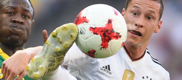 From left: Cameroon's Christian Bassogog and Germany's Julian Draxler during the 2017 FIFA Confederations Cup match between Germany and Cameroon - Sputnik International