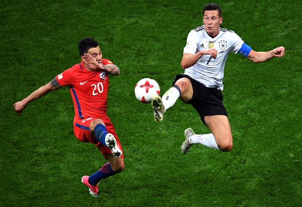 From left: Chile's Charles Aranguiz and Germany's Julian Draxler during the 2017 FIFA Confederations Cup match between Germany and Chile - Sputnik International