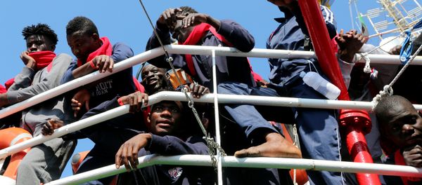 Migrants waits to disembark from the Vos Hestia ship as they arrives in the Crotone harbour, Italy, after being rescued by  Save the Children crew in the Mediterranean sea off the Libya coast, June 21, 2017 - Sputnik International