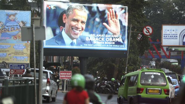The image of former U.S. President Barack Obama is shown on a large screen at a busy street in Bogor, West Java, Indonesia, Friday, June 30, 2017. - Sputnik International
