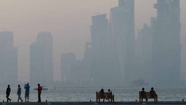 People sit on the corniche in Doha, Qatar, June 15, 2017. - Sputnik International
