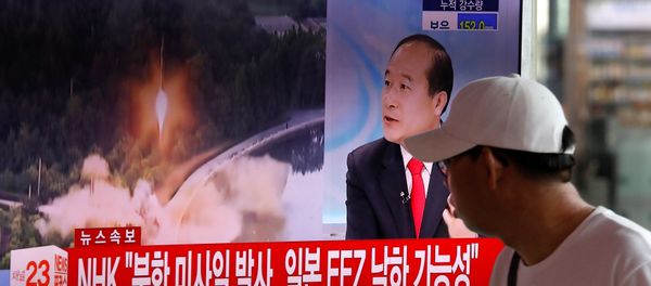 A man watches a TV broadcast of a news report on North Korea's ballistic missile test, at a railway station in Seoul, South Korea, July 4, 2017. - Sputnik International