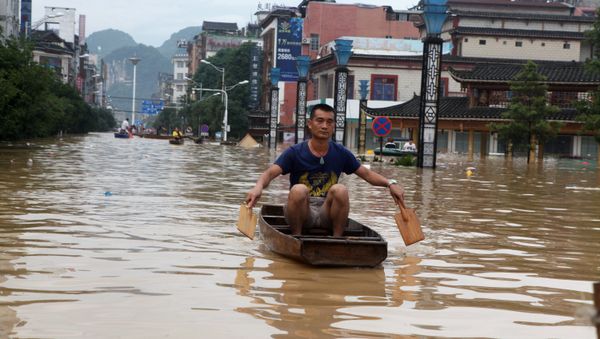 A man makes his way with a wooden boat through a flooded area in Liuzhou, Guangxi province, China July 2, 2017. A man makes his way with a wooden boat through a flooded area in Liuzhou, Guangxi province, China July 2, 2017. - Sputnik International