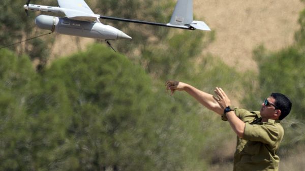 An Israel soldier launches an Israeli army's Skylark I unmanned drone aircraft, which is used for monitoring purposes, at an army deployment area near Israel's border with the besieged Palestinian territory, on August 4, 2014. - Sputnik International