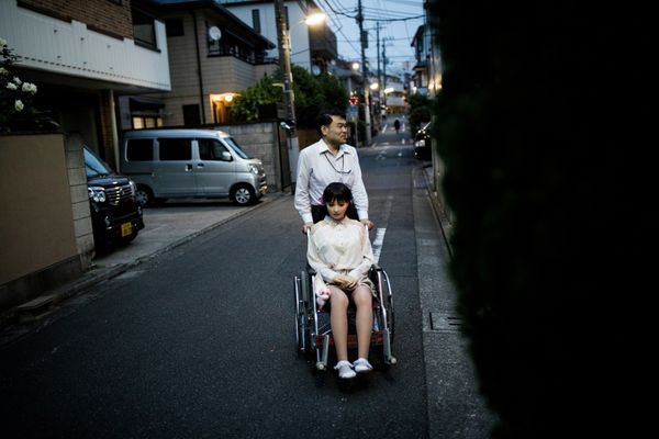 In this picture taken on May 9, 2017, physiotherapist Masayuki Ozaki stands with his silicone sex doll Mayu outside his apartment in Tokyo. In this picture taken on May 9, 2017, physiotherapist Masayuki Ozaki stands with his silicone sex doll Mayu outside his apartment in Tokyo. - Sputnik International