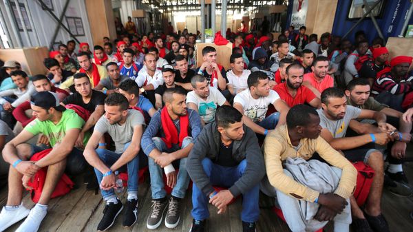 Migrants wait to disembark from the Vos Hestia ship as they arrive at the Crotone harbour, after being rescued by a Save the Children crew in the Mediterranean sea off the Libya coast, in Crotone, Italy June 21, 2017. - Sputnik International