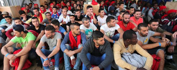 Migrants wait to disembark from the Vos Hestia ship as they arrive at the Crotone harbour, after being rescued by a Save the Children crew in the Mediterranean sea off the Libya coast, in Crotone, Italy June 21, 2017. - Sputnik International
