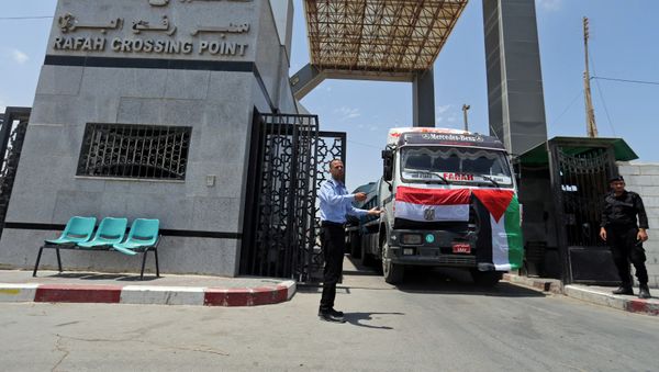 Palestinian policemen loyal to Hamas stand guard as fuel tankers enter Gaza through the Rafah border between Egypt and southern Gaza Strip June 21, 2017.  - Sputnik International