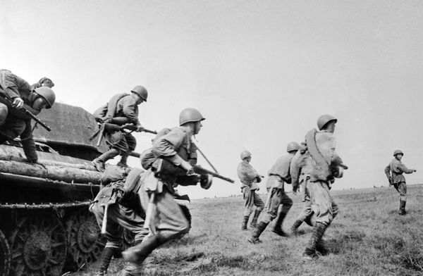 Machine-gunners going to a firing position. The Kursk Bulge. - Sputnik International