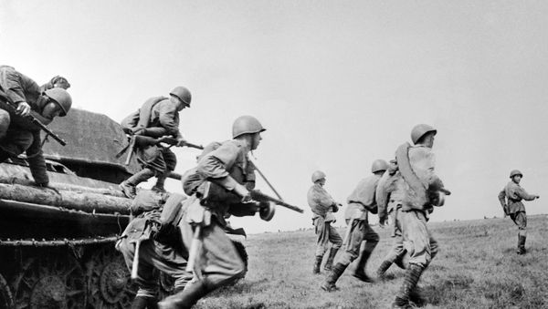 Machine-gunners going to a firing position. The Kursk Bulge. - Sputnik International