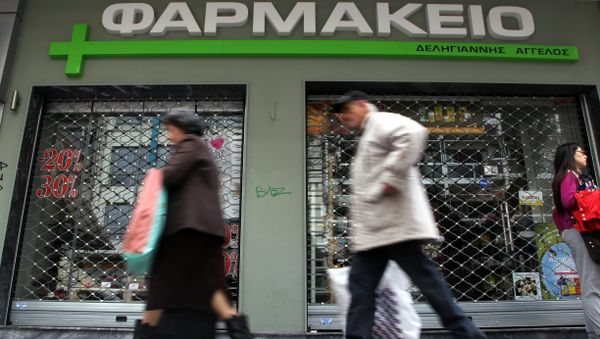People walks past a shuttered pharmacy in the northern port city of Thessaloniki, Greece, Wednesday, March 26, 2014. - Sputnik International