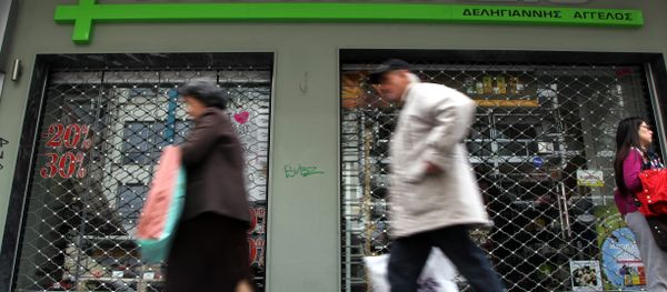 People walks past a shuttered pharmacy in the northern port city of Thessaloniki, Greece, Wednesday, March 26, 2014. People walks past a shuttered pharmacy in the northern port city of Thessaloniki, Greece, Wednesday, March 26, 2014. - Sputnik International