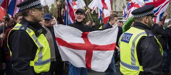 Britain First and EDL (English Defence League) protesters walk along Northumberland Avenue during a demonstration in London, Saturday, April 1, 2017. - Sputnik International