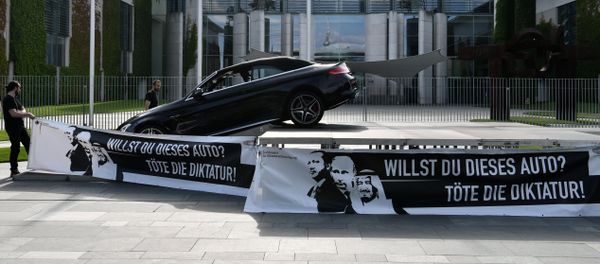 Activists against the up-coming G20 summit present a Mercedes car with a banner featuring (L-R) Turkish President Recep Tayyip Erdogan, Russian President Vladimir Putin and Saudi King Salman bin Abdulaziz reading Do you want this car? Kill dictatorship in front of the Chancellery in Berlin Activists against the up-coming G20 summit present a Mercedes car with a banner featuring (L-R) Turkish President Recep Tayyip Erdogan, Russian President Vladimir Putin and Saudi King Salman bin Abdulaziz reading Do you want this car? Kill dictatorship in front of the Chancellery in Berlin - Sputnik International