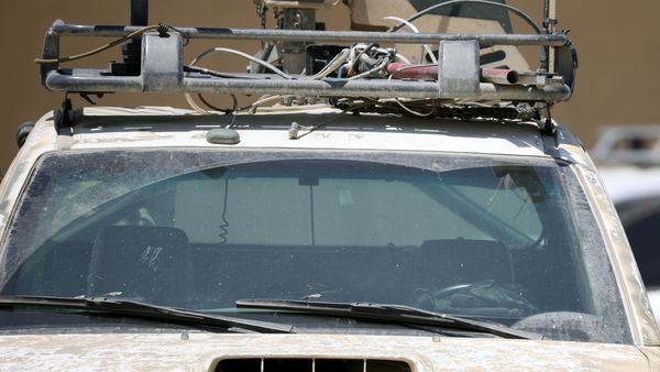 U.S army soldier holds a gun as he stands guard next to an armoured vehicle as Brett McGurk, U.S. envoy to the coalition against Islamic State, visits the town of Tabqa, Syria - Sputnik International