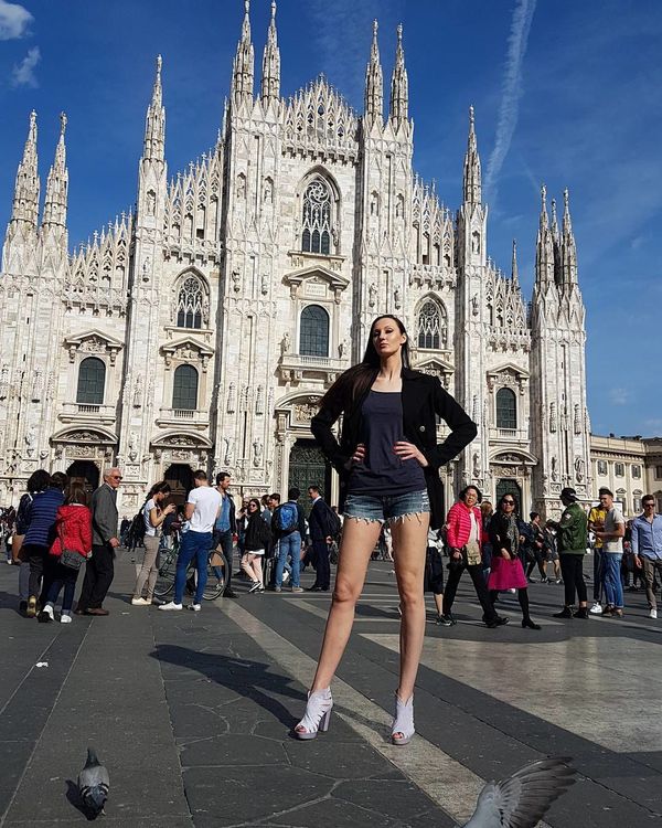 Standing Tall: Russian Woman Aims to Smash World Record for Longest Legs - Sputnik International