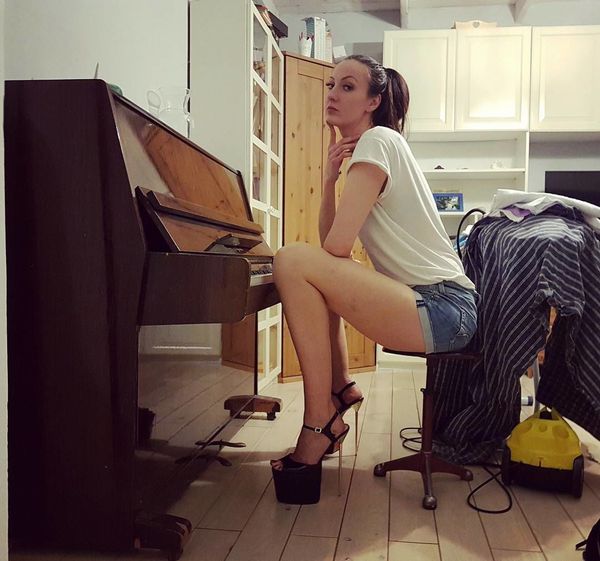 Standing Tall: Russian Woman Aims to Smash World Record for Longest Legs - Sputnik International