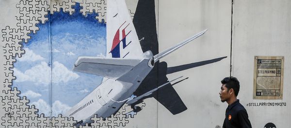 In this Tuesday, Feb. 23, 2016, file photo, a waiter walks past a mural of flight MH370 in Shah Alam outside Kuala Lumpur, Malaysia. In this Tuesday, Feb. 23, 2016, file photo, a waiter walks past a mural of flight MH370 in Shah Alam outside Kuala Lumpur, Malaysia. - Sputnik International