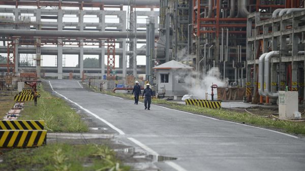 Workers at an Indian oil refinery belonging to Essar Oil at Vadinar, some 380km from Ahmedabad. (File)  - Sputnik International