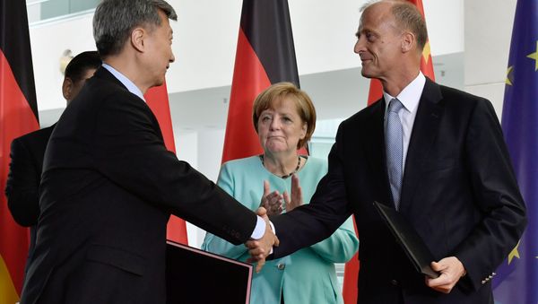 German Chancellor Angela Merkel (C) looks on as Tom Enders (R), CEO of the Airbus Group, shakes hands with a Chinese trading partner during a signing ceremony of German-Chinese business contracts at the Chancellery in Berlin - Sputnik International