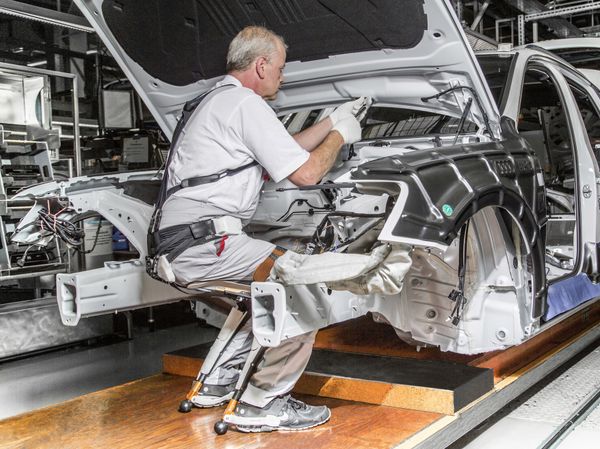 Factory worker in an exoskeleton at work - Sputnik International