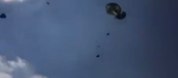 One of three Humvees get's dropped from a transport aircraft, April 2016 One of three Humvees get's dropped from a transport aircraft, April 2016 - Sputnik International