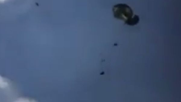 One of three Humvees get's dropped from a transport aircraft, April 2016 - Sputnik International