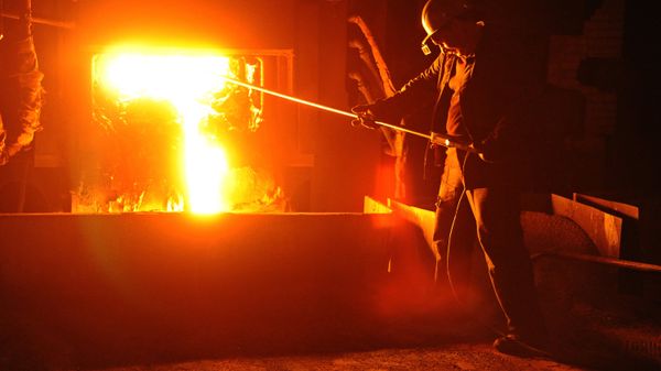 A worker during steel-smelting at a Russian steelmaking plant (File) - Sputnik International