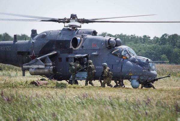 Russian Special Forces Mi-35M Helicopters Take Part in Drill Russian Special Forces Mi-35M Helicopters Take Part in Drill - Sputnik International