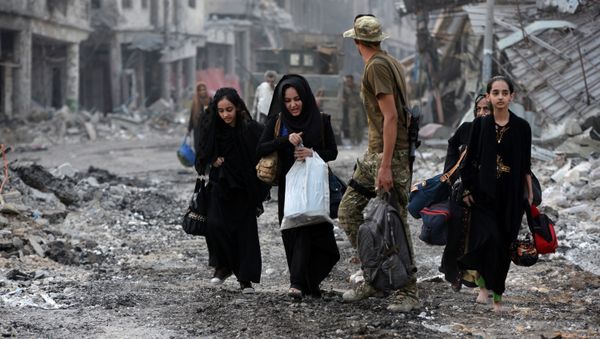 Displaced Iraqi civilians who fled from clashes are seen in the Old City of Mosul, Iraq July 4, 2017 - Sputnik International
