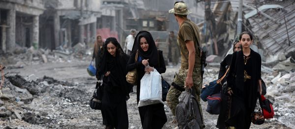 Displaced Iraqi civilians who fled from clashes are seen in the Old City of Mosul, Iraq July 4, 2017 - Sputnik International