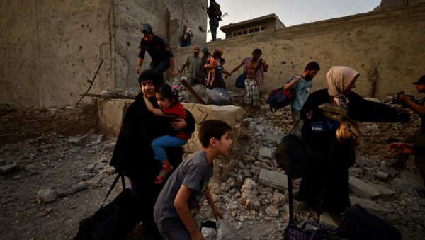 Displaced Iraqi civilians who fled from clashes are seen in the Old City of Mosul,Iraq July 4, 2017 - Sputnik International