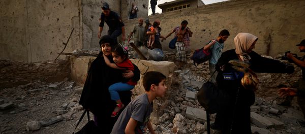 Displaced Iraqi civilians who fled from clashes are seen in the Old City of Mosul,Iraq July 4, 2017 - Sputnik International