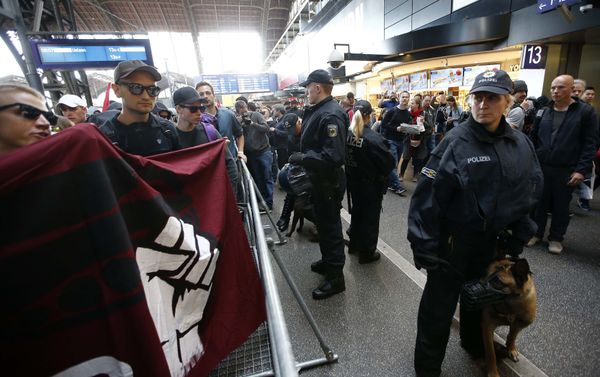 Activists walk past German police as they arrive at Hamburg Hauptbahnhof central railway station during the G20 summit in Hamburg, Germany, July 6, 2017 Activists walk past German police as they arrive at Hamburg Hauptbahnhof central railway station during the G20 summit in Hamburg, Germany, July 6, 2017 - Sputnik International