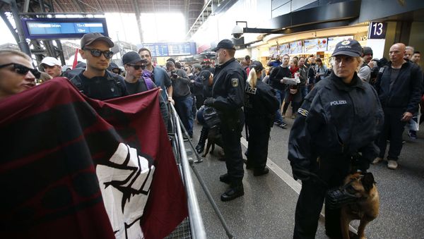 Activists walk past German police as they arrive at Hamburg Hauptbahnhof central railway station during the G20 summit in Hamburg, Germany, July 6, 2017 Activists walk past German police as they arrive at Hamburg Hauptbahnhof central railway station during the G20 summit in Hamburg, Germany, July 6, 2017 - Sputnik International