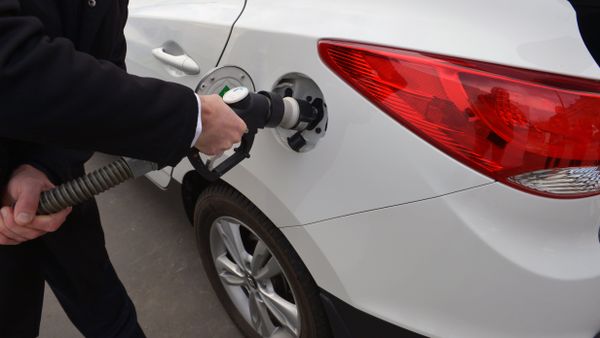 A photo taken on December 3, 2015 shows an ix35 Fuel Cell vehicle by Korean car manufacturer Hyundai at a short time Air Liquide hydrogen temporary station during an demonstration by Hyundai France on the Place de l'Alma in Paris - Sputnik International