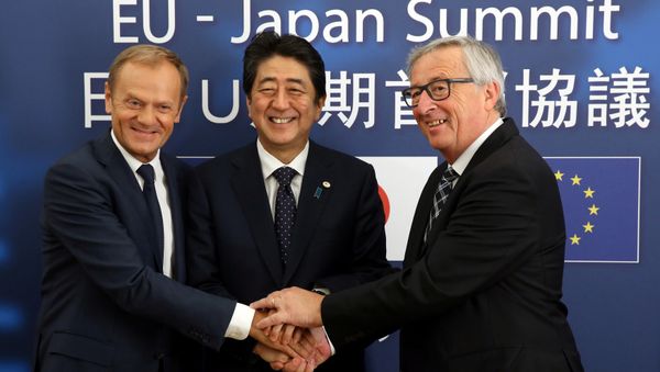 Japan's Prime Minister Shinzo Abe (C) is welcomed by European Council President Donald Tusk (L) and European Commission President Jean-Claude Juncker at the start of a European Union-Japan summit in Brussels, Belgium July 6, 2017. Japan's Prime Minister Shinzo Abe (C) is welcomed by European Council President Donald Tusk (L) and European Commission President Jean-Claude Juncker at the start of a European Union-Japan summit in Brussels, Belgium July 6, 2017. - Sputnik International
