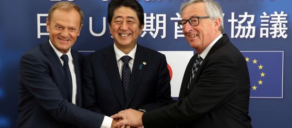 Japan's Prime Minister Shinzo Abe (C) is welcomed by European Council President Donald Tusk (L) and European Commission President Jean-Claude Juncker at the start of a European Union-Japan summit in Brussels, Belgium July 6, 2017. - Sputnik International