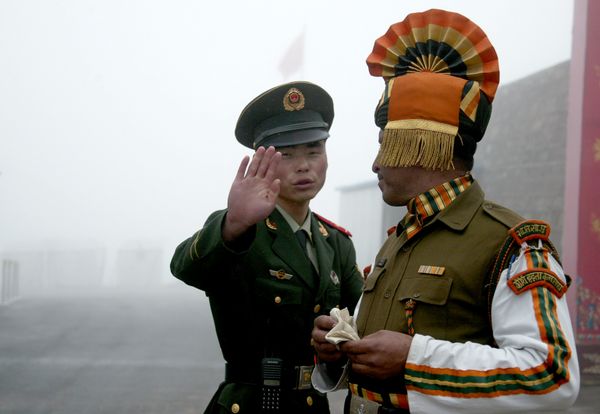 This file photo taken on July 10, 2008 shows a Chinese soldier (L) next to an Indian soldier at the Nathu La border crossing between India and China in India's northeastern Sikkim state - Sputnik International