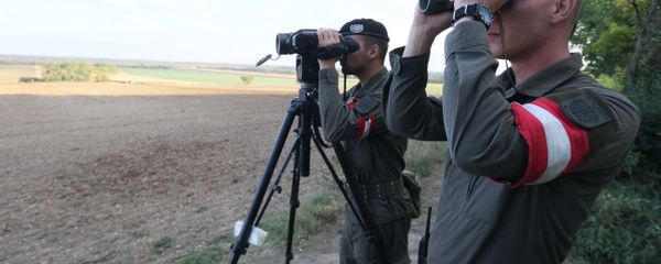 Austrian soldiers watch the border for illegally entering migrants between Hungary and Austria in Nickelsdorf, Austria, Tuesday, Sept. 20, 2016 - Sputnik International