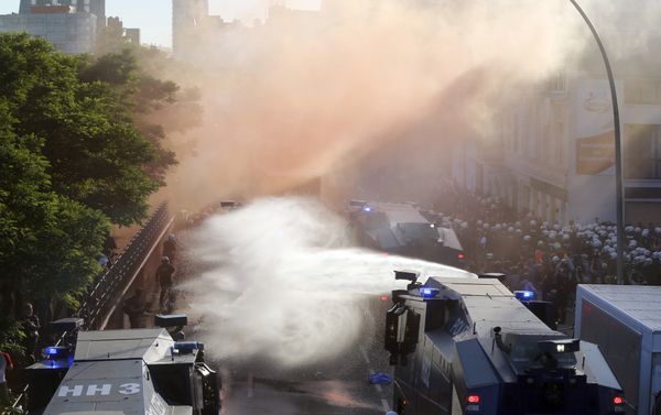 Police fire water cannon at protesters at the G20 summit in Germany Police fire water cannon at protesters at the G20 summit in Germany - Sputnik International
